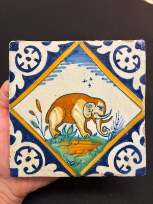 A rare Dutch Delft maiolica 'diamond' tile with an elephant — photo 1