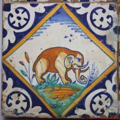 A rare Dutch Delft maiolica 'diamond' tile with an elephant — photo 5
