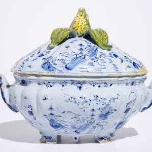 A rare Dutch Delft mixed technique chinoiserie tureen on stand, 18th C. — photo 4