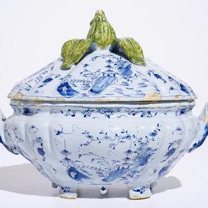 A rare Dutch Delft mixed technique chinoiserie tureen on stand, 18th C. — photo 6