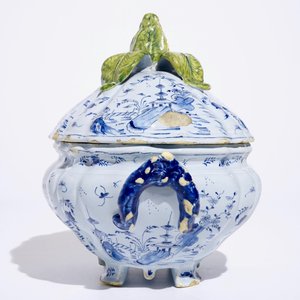 A rare Dutch Delft mixed technique chinoiserie tureen on stand, 18th C. — photo 7