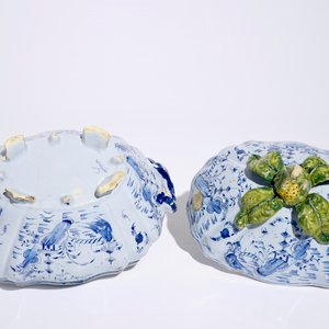 A rare Dutch Delft mixed technique chinoiserie tureen on stand, 18th C. — photo 10