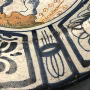 A rare Dutch Delft or Haarlem maiolica dish with a putto, 1st half 17th C. — photo 6