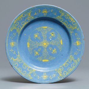 A rare Dutch Delft yellow on berettino-ground plate, 18th C. — 照片 1