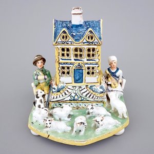 A rare French pottery group with musicians herding sheep by a house, 18th C. — 照片 1