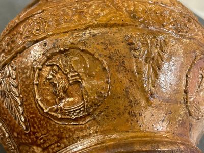 A rare German stoneware bellarmine jug with a bearded face sticking his tongue out, Cologne, 16th C. — 照片 4