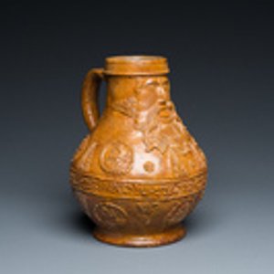 A rare German stoneware bellarmine jug with a bearded face sticking his tongue out, Cologne, 16th C. — 照片 2