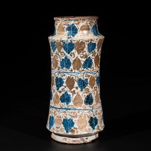 A rare intact Hispano-Moresque lustre-glazed albarello, Manises, Spain, 2nd quarter 15th C. — photo 2
