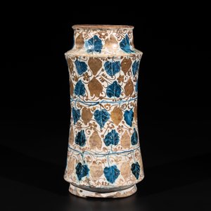A rare intact Hispano-Moresque lustre-glazed albarello, Manises, Spain, 2nd quarter 15th C. — photo 3
