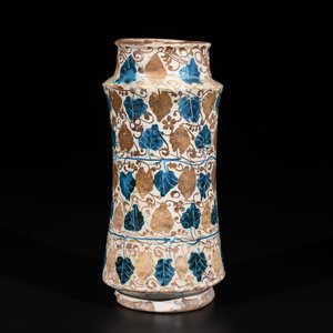 A rare intact Hispano-Moresque lustre-glazed albarello, Manises, Spain, 2nd quarter 15th C. — photo 4