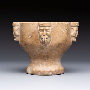 A rare Italian marble ‘Poison Mortar’ with skulls and masks, 17th C. — photo 2