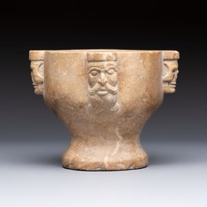 A rare Italian marble ‘Poison Mortar’ with skulls and masks, 17th C. — photo 4