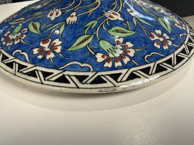 A rare Iznik-style blue-ground bowl and cover, Samson — photo 1
