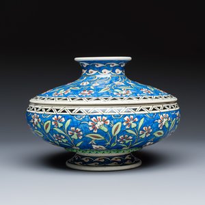 A rare Iznik-style blue-ground bowl and cover, Samson — photo 2