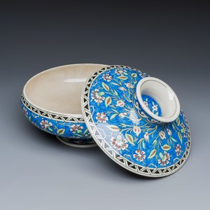 A rare Iznik-style blue-ground bowl and cover, Samson — photo 6