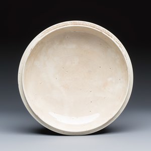 A rare Iznik-style blue-ground bowl and cover, Samson — photo 10