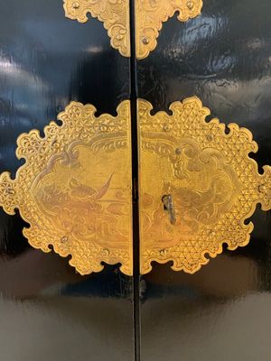 A rare Japanese black-lacquered cabinet with finely engraved gilt mounts, Edo, late 17th C. — photo 6