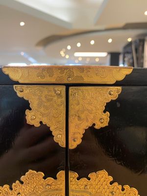 A rare Japanese black-lacquered cabinet with finely engraved gilt mounts, Edo, late 17th C. — photo 10