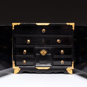 A rare Japanese black-lacquered cabinet with finely engraved gilt mounts, Edo, late 17th C. — photo 2