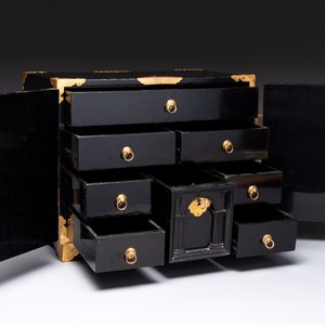 A rare Japanese black-lacquered cabinet with finely engraved gilt mounts, Edo, late 17th C. — photo 3