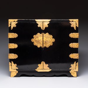 A rare Japanese black-lacquered cabinet with finely engraved gilt mounts, Edo, late 17th C. — photo 4
