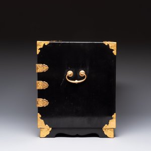 A rare Japanese black-lacquered cabinet with finely engraved gilt mounts, Edo, late 17th C. — photo 5