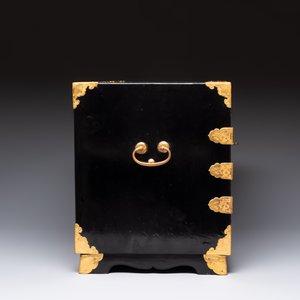 A rare Japanese black-lacquered cabinet with finely engraved gilt mounts, Edo, late 17th C. — photo 7