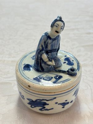 A rare Japanese blue and white 'Pipe Smoker' incense burner and cover, Edo, 17th C. — photo 1