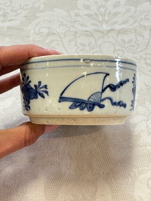 A rare Japanese blue and white 'Pipe Smoker' incense burner and cover, Edo, 17th C. — photo 11