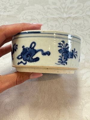 A rare Japanese blue and white 'Pipe Smoker' incense burner and cover, Edo, 17th C. — photo 12