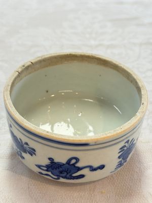 A rare Japanese blue and white 'Pipe Smoker' incense burner and cover, Edo, 17th C. — photo 13