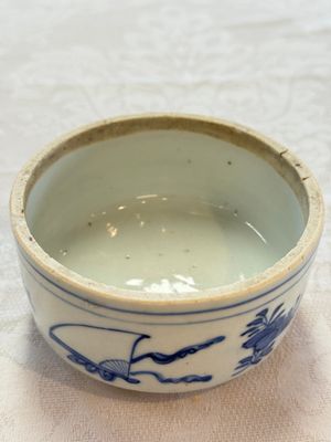 A rare Japanese blue and white 'Pipe Smoker' incense burner and cover, Edo, 17th C. — photo 14