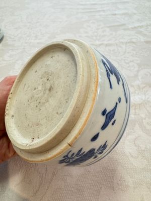 A rare Japanese blue and white 'Pipe Smoker' incense burner and cover, Edo, 17th C. — photo 17