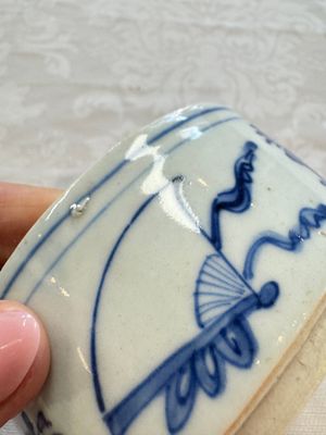 A rare Japanese blue and white 'Pipe Smoker' incense burner and cover, Edo, 17th C. — photo 19