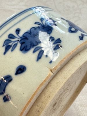 A rare Japanese blue and white 'Pipe Smoker' incense burner and cover, Edo, 17th C. — photo 20