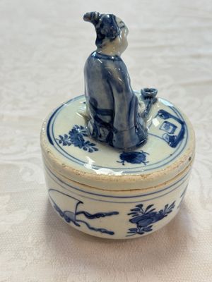 A rare Japanese blue and white 'Pipe Smoker' incense burner and cover, Edo, 17th C. — photo 2