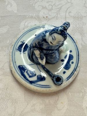 A rare Japanese blue and white 'Pipe Smoker' incense burner and cover, Edo, 17th C. — photo 21