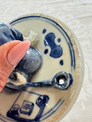 A rare Japanese blue and white 'Pipe Smoker' incense burner and cover, Edo, 17th C. — photo 27