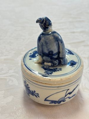 A rare Japanese blue and white 'Pipe Smoker' incense burner and cover, Edo, 17th C. — photo 3