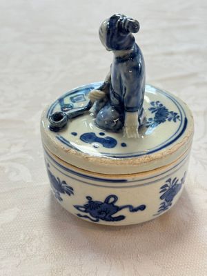 A rare Japanese blue and white 'Pipe Smoker' incense burner and cover, Edo, 17th C. — photo 4