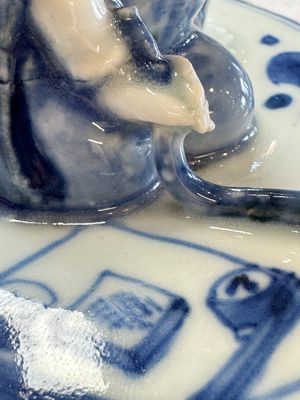 A rare Japanese blue and white 'Pipe Smoker' incense burner and cover, Edo, 17th C. — photo 5