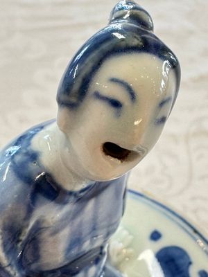 A rare Japanese blue and white 'Pipe Smoker' incense burner and cover, Edo, 17th C. — photo 6