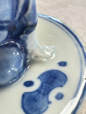 A rare Japanese blue and white 'Pipe Smoker' incense burner and cover, Edo, 17th C. — photo 8