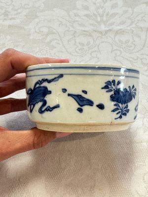 A rare Japanese blue and white 'Pipe Smoker' incense burner and cover, Edo, 17th C. — photo 9