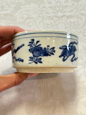 A rare Japanese blue and white 'Pipe Smoker' incense burner and cover, Edo, 17th C. — photo 10