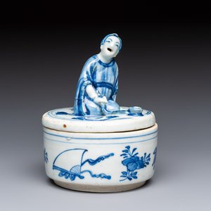 A rare Japanese blue and white 'Pipe Smoker' incense burner and cover, Edo, 17th C. — photo 1