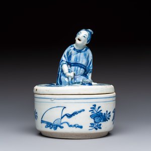 A rare Japanese blue and white 'Pipe Smoker' incense burner and cover, Edo, 17th C. — photo 2