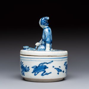 A rare Japanese blue and white 'Pipe Smoker' incense burner and cover, Edo, 17th C. — photo 3