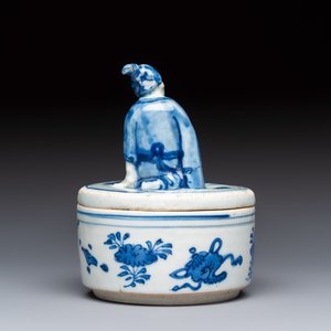 A rare Japanese blue and white 'Pipe Smoker' incense burner and cover, Edo, 17th C. — photo 4