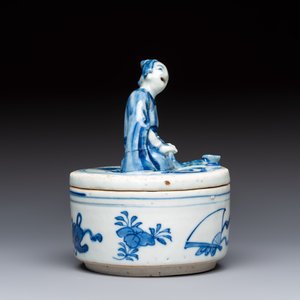 A rare Japanese blue and white 'Pipe Smoker' incense burner and cover, Edo, 17th C. — photo 5